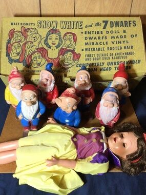 RARE DISNEY SNOW WHITE &7 DWARFS VINYL  DOLL SET CERCA 1950’s
